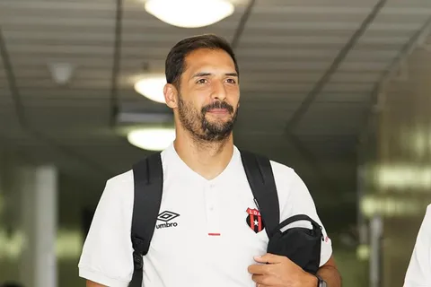Celso Borges les deja en claro a Canhoto y Aarón Suárez quién manda en Alajuelense