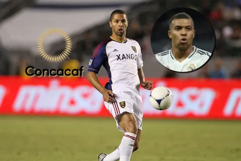 Saborío cabeza a cabeza con Kylian Mbappé.
