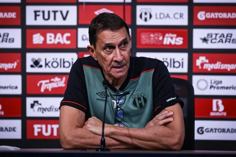 Alexandre Guimaraes en conferencia de prensa