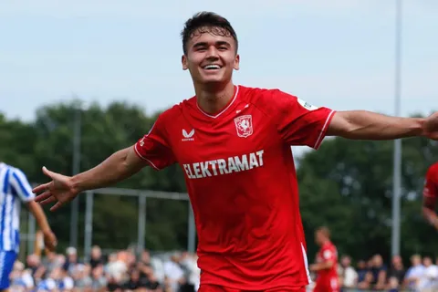 Manfred Ugalde brilla en la goleada del Twente