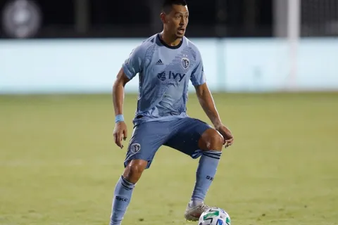 Sporting Kansas City renovó a Roger Espinoza