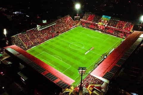 La lluvia de sanciones que recibió Alajuelense por culpa de sus aficionados