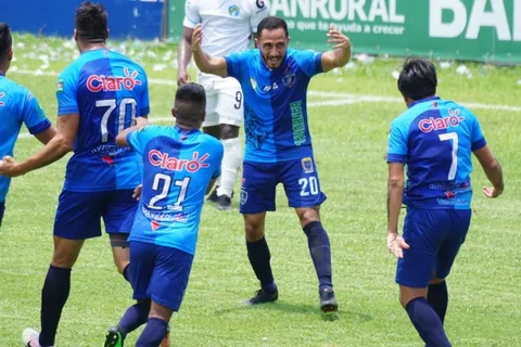 Santa Lucía golea a Comunicaciones en el juego de ida de la final