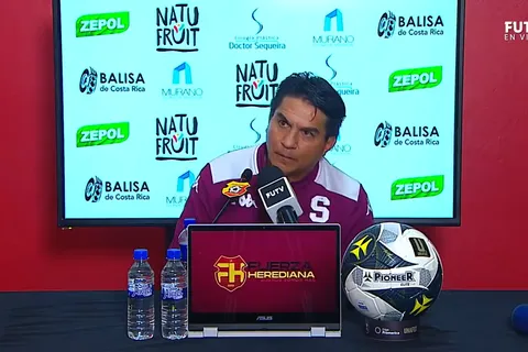 "Yo ya lo pedí": Vladimir Quesada le exige un refuerzo a Sergio Gila tras la derrota de Saprissa ante Herediano
