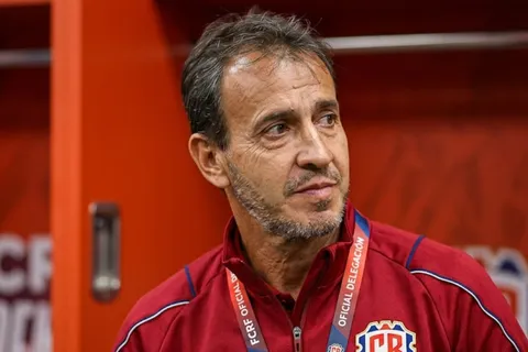 Fernando Batista sorprendió con sus decisiones.