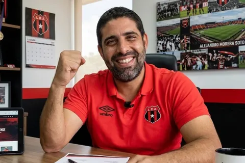 Carlos Vela festeja avance para Alajuelense.