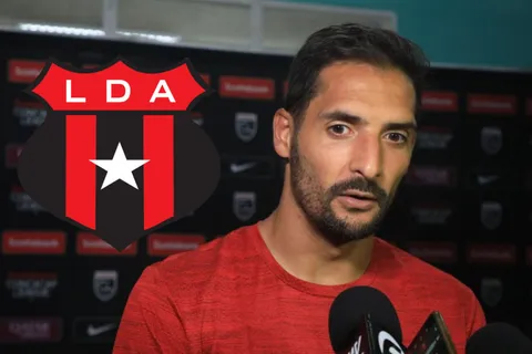 Celso Borges en zona mixta hablando con la prensa.