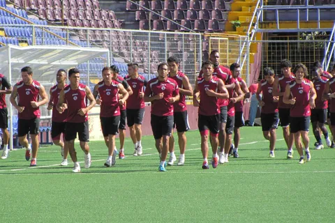 Fue multicampeón con Saprissa, lo creían retirado y ahora podría enfrentar a su ex club