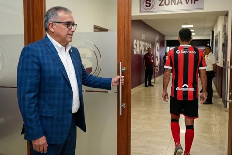 Artavia le abre las puertas a figura de Alajuelense.