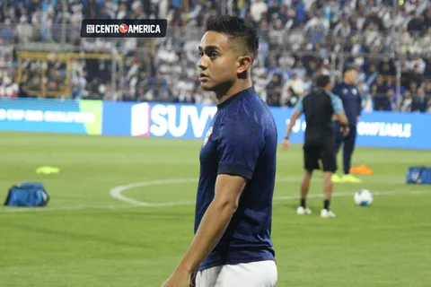 El gesto con el que Oscar Santis provoca el enojo de los aficionados tras la derrota de Guatemala vs Panamá