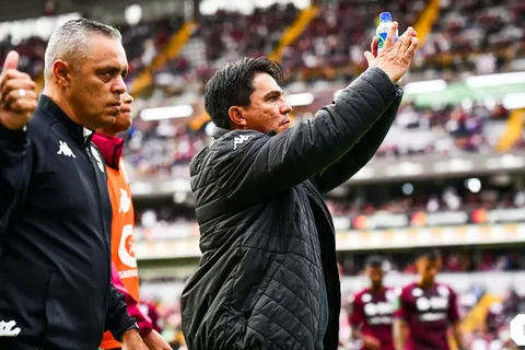 Vladimir Quesada recibe una gran noticia.