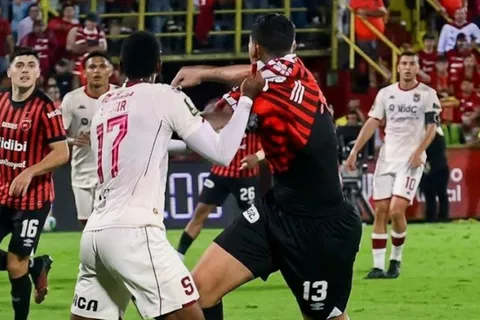 Indignación de Alajuelense.
