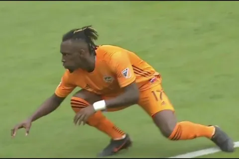 ¡En llamas! Alberth Elis hace gol y pone dos asistencias en triunfo del Dynamo