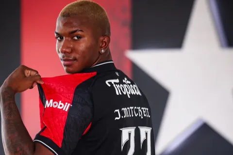 Sorpresa: Jeyland Mitchell vuelve a vestir de Alajuelense por un motivo especial