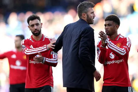 Carrick se reunió con Bruno Fernandes para intentar aliviar la tensión en el Manchester United