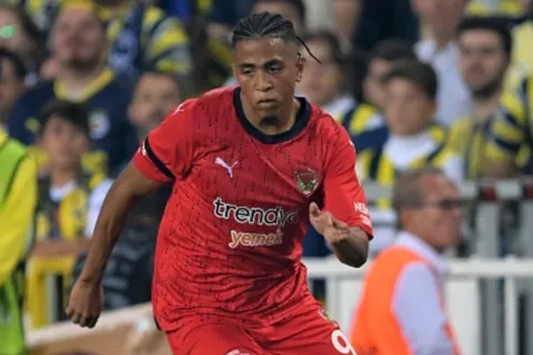 Rigoberto Rivas tuvo una gran actuación y la coronó con un gol ante el histórico Galatasaray (Video)