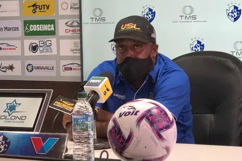 Hernán Medford arremetió en contra de los árbitros tras perder contra Alajuelense