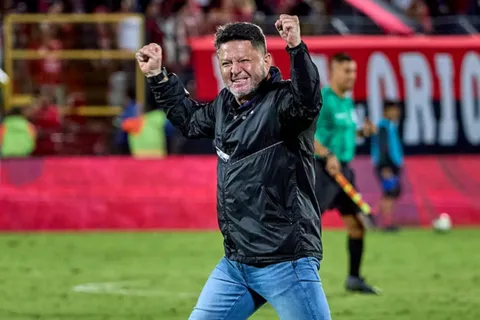 Jafet Soto le apuntó a una figura del fútbol tico.