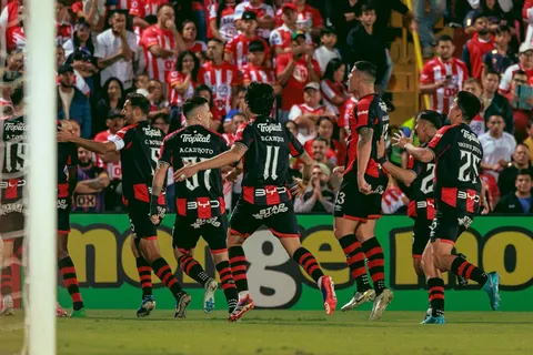 Otros clubes lo quieren: Alajuelense negocia con un futbolista que podría irse libre en 2025