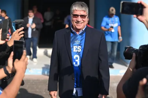 bolillo gomez-el salvador-sonrie