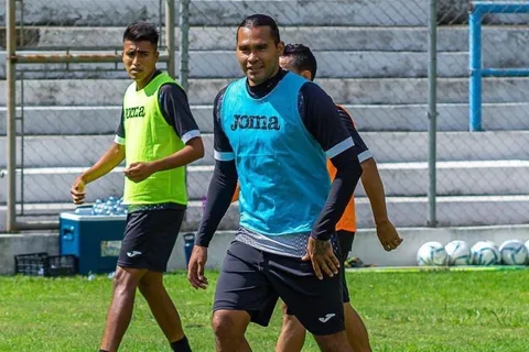 Entrenador de Antigua dio la fecha del debut de Gullit Peña