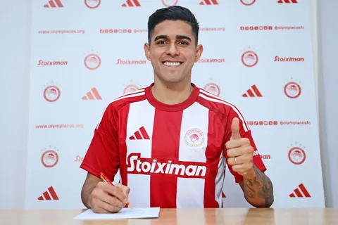 Luis Palma es presentado como nuevo jugador del Olympiakos.