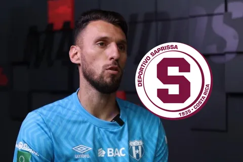Washington Ortega con la camisa de Alajuelense.