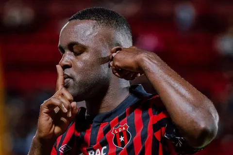 Joel Campbell es apoyado or un referente.