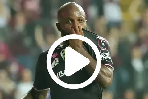 Golazo al ángulo: Javon East anota en Israel mientras Saprissa lo extraña