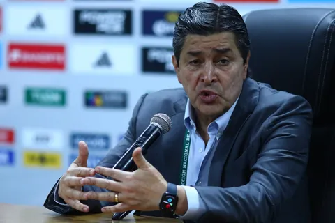 ¿Sigue en Guatemala? Esto pasará con Luis Fernando Tena tras la Copa Oro.
