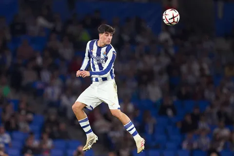 Arsenal, Chelsea, Liverpool y Real Madrid siguen a Jon Martín, pero no hay negociación con la Real Sociedad