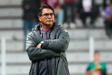 Vladimir Quesada pasa la escoba.