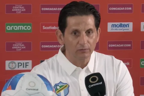 Ronald González en conferencia de prensa.