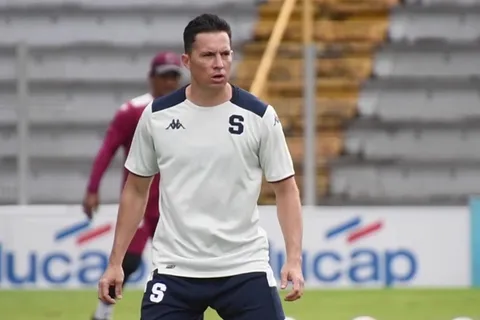 Bryan Oviedo le da la espalda al Saprissa y seguirá en el fútbol extranjero