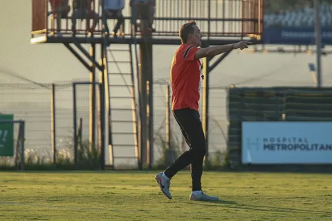 Guimaraes le marcó la salida a una promesa de Alajuelense.