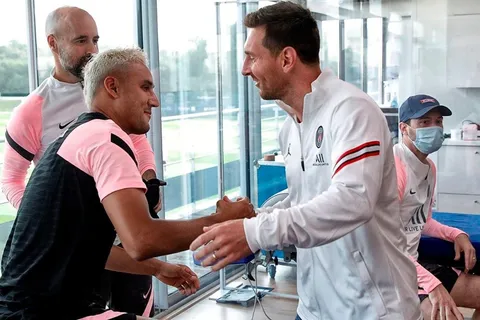 El recibimiento de Keylor Navas a Lionel Messi en el PSG
