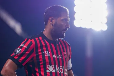 Aparecieron los audios del VAR sobre la jugada de Celso Borges que indigna a Costa Rica mientras Alajuelense sigue puntero: "Evidencia contundente"
