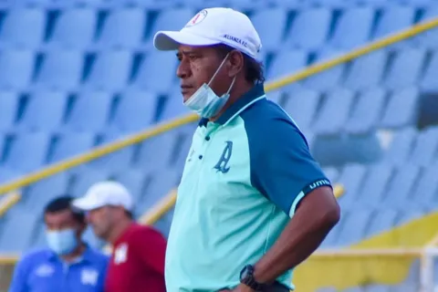 Milton Meléndez, DT de Alianza, se opone a ceder jugadores para El Salvador