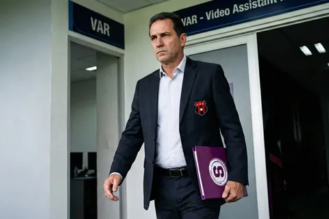Alajuelense toma una drástica medida contra el arbitraje y prepara la denuncia que golpea a Saprissa: "Complicidad"