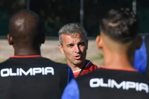Pablo Lavellén se enojó con el arbitraje de Olimpia ante Motagua