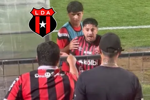 Ronald Matarrita tuvo un fuerte cruce con un fanático de Alajuelense y se filtró el video: "¿Pensás que no siento la camisa?"