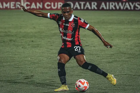 “No ha sido difícil”: Ian Lawrence le responde a la afición de Alajuelense de la manera menos pensada
