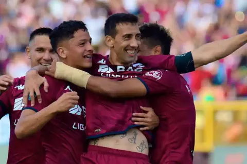 Conmovedor: Warren Madrigal y Mariano Torres tienen una despedida especial en Saprissa