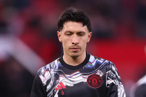 Carrick confirma que Lisandro Martínez estará en el plantel del Manchester United ante Leeds