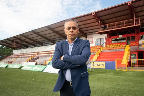 Randall Row dejó Saprissa para asumir las riendas de un nuevo club