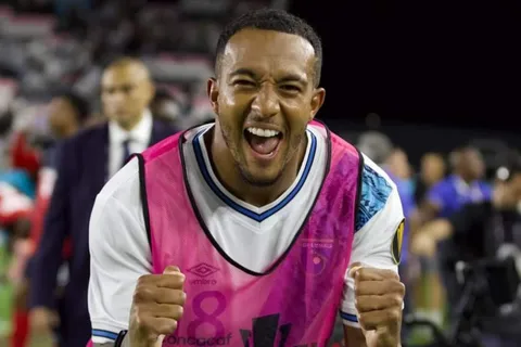 Nathaniel Méndez-Laing es felicitado por Derby County tras su debut con Guatemala