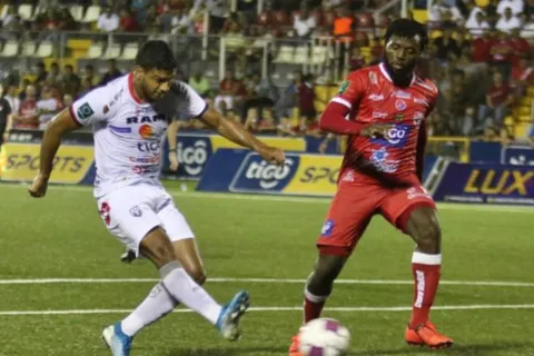 Delantero panameño Jorman Aguilar, volvió a marcar en Costa Rica y alcanzó récord