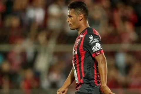 Futbolista de Alajuelense advierte: "Si un jugador da positivo en COVID-19, se suspende el torneo"