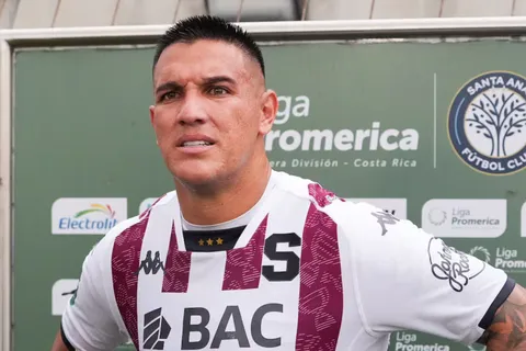 David Guzmán con la camisa de Saprissa.