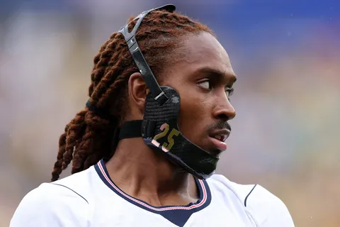 Por qué Djed Spence, el número 25 de Inglaterra, usa una máscara vs. Noruega en el Mundial 2026